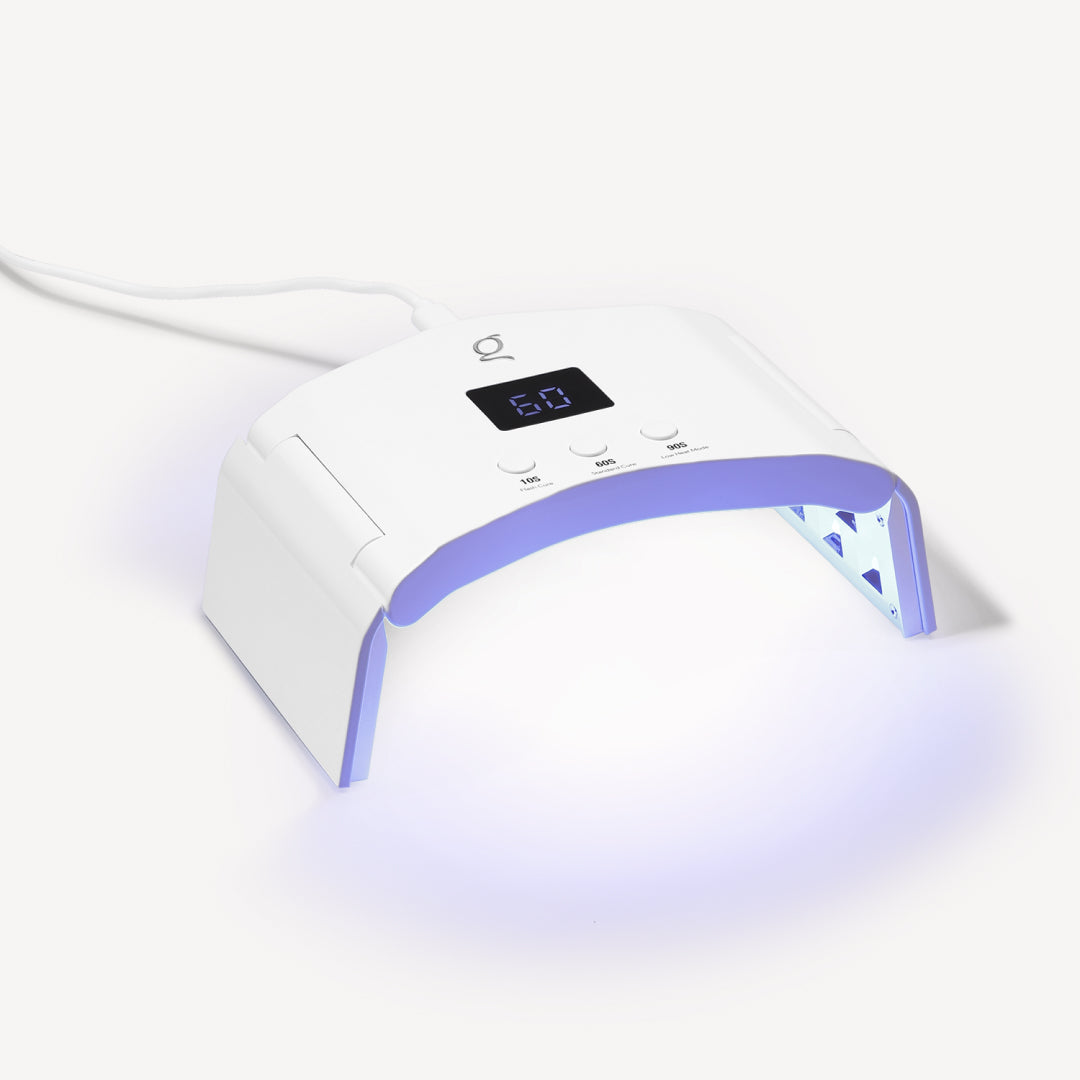 The SmartFold UV/LED-lampe tændt – hærdning af gelenegle