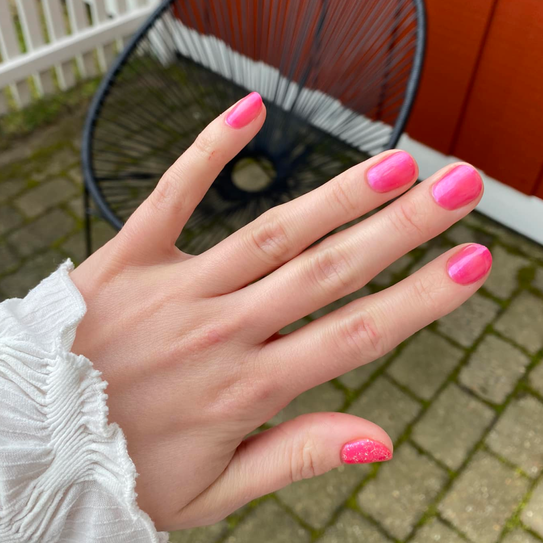 Gel Polish • 746 Pink Punch (semi-transparent)• 21FREE