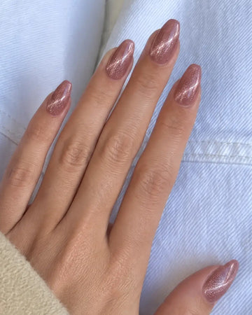 Gel Polish 267 Tingles - Cat Eye Sparks på negle