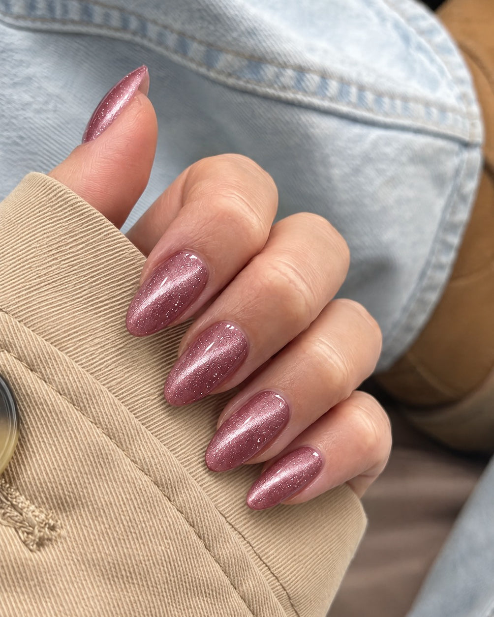 Gel Polish 266 Lovestruck - Cat Eye Sparks på negle