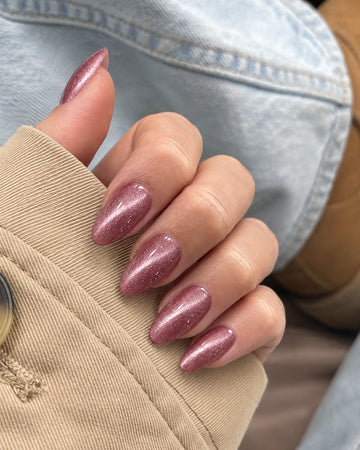Gel Polish 266 Lovestruck - Cat Eye Sparks på negle